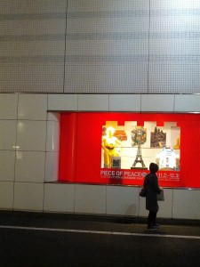 C3PO、エッフェル塔、R2-D2。