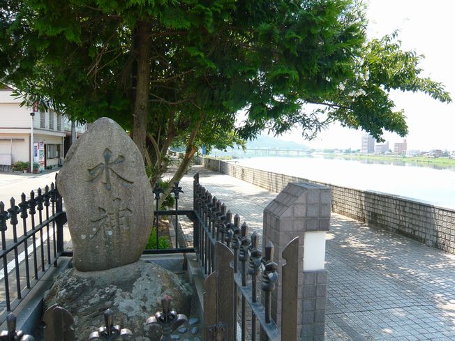p1020878 木曽川沿いにまつられている水神様