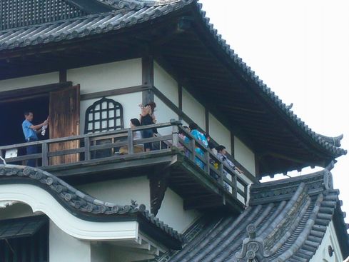 p1030095 犬山城天守外廻縁で写真撮影する人々