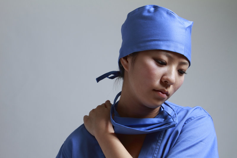 若い医師が疲れているような姿