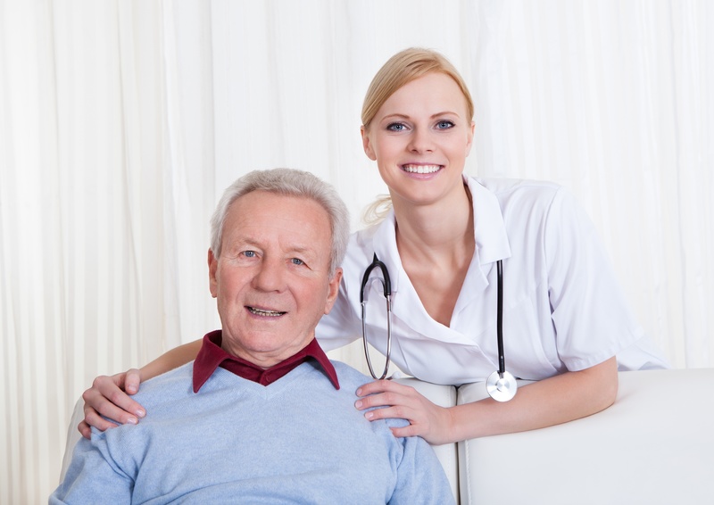 高齢の患者さんと医師が笑顔で並んでいる画像