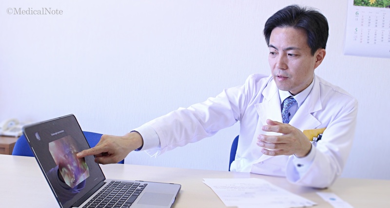 慢性膵炎の説明をする糸井隆夫先生