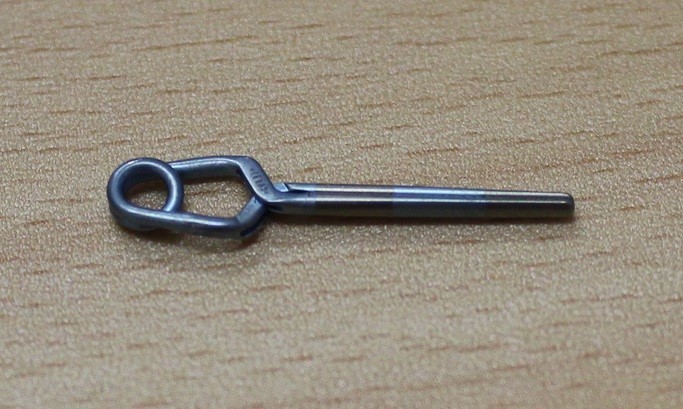 ブレード（実際に動脈瘤を挟む部分）5ミリごとにスケールのついた 水谷先生開発のスケールクリップ