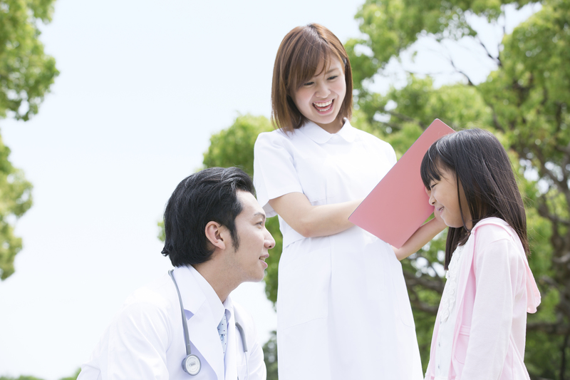 医師と看護師と触れ合う子供
