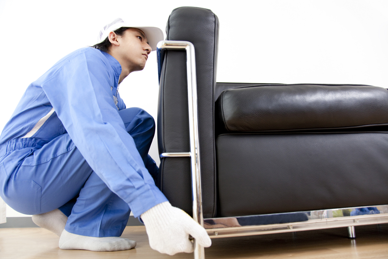 重い荷物を持つ若者