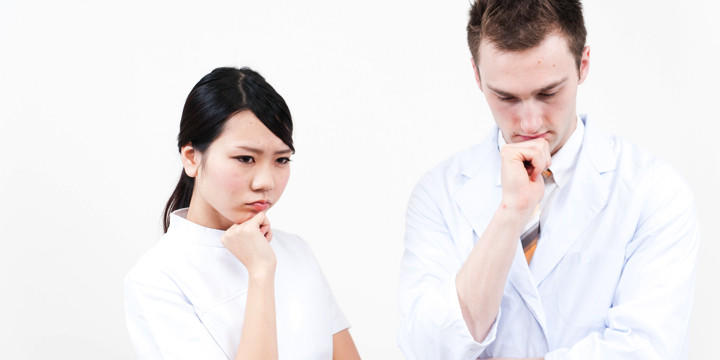 考えこむ看護師と医者のイメージ