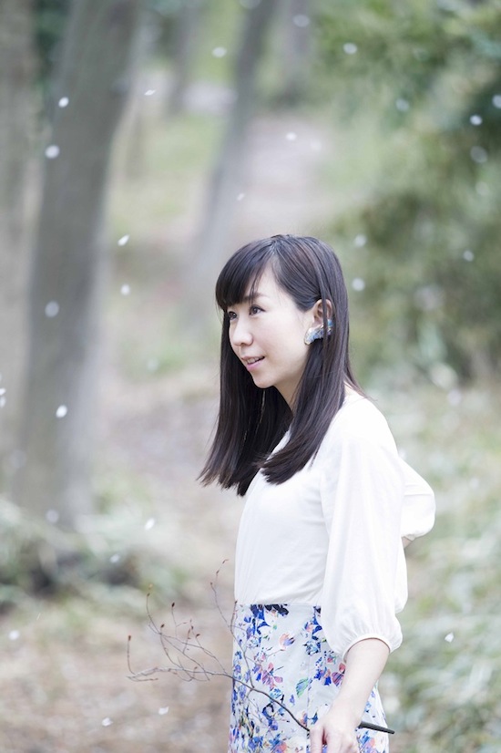 「明日、ママがいない」のドラマ主題歌「誰か私を」で話題となったコトリンゴが4月30日にアルバム「birdcore!」を発売する。その詳細が発表となった。