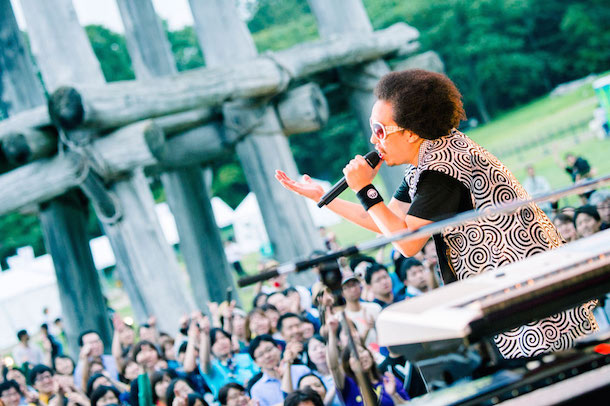 レキシ 初の遺跡ライブで3 000人を魅了 縄文土器のことだけ思って歌います Musicman