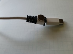 マグネット付き充電ケーブル補強カバー
