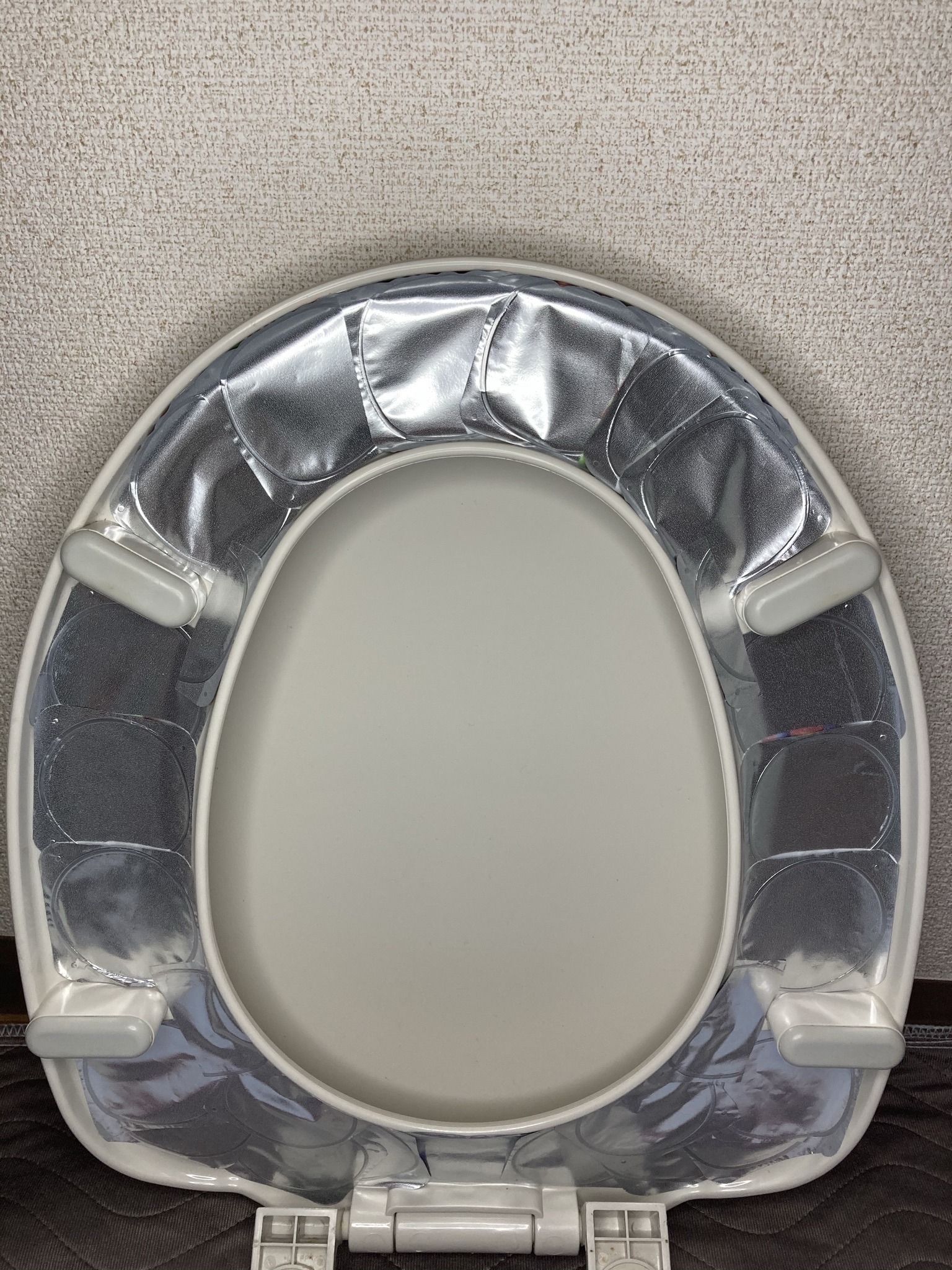 Katsuさんのバス トイレのあったらいいな 便座裏クリーンシート みんなの欲しいがカタチになる 100円均一アイテム情報 投稿サービス みん100