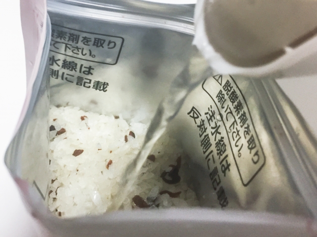 災害対策用のフリーズドライ米に水を注いでいる写真