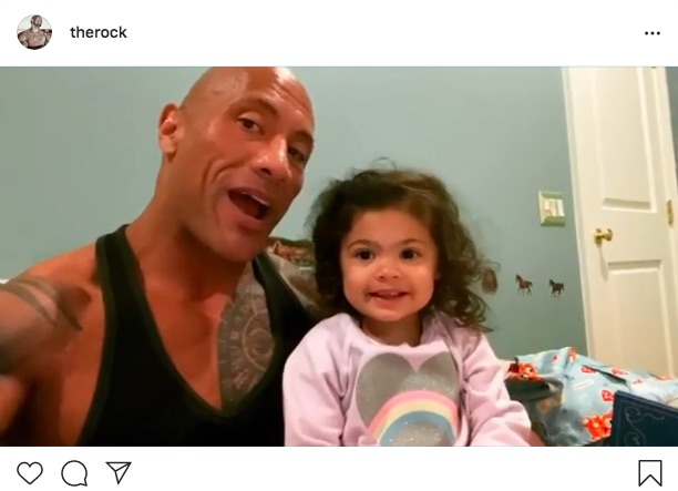 ドウェイン ジョンソン 2歳の娘と寝る前に モアナと伝説の海 を歌うキュートな映像 映画がもっと面白くなる映画情報サイト ムビッチ