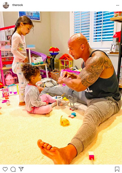 ドウェイン ジョンソン 2人の娘たちとおままごとをして遊ぶキュートな親子ショット ダディータイム を紹介 映画がもっと面白くなる映画情報サイト ムビッチ