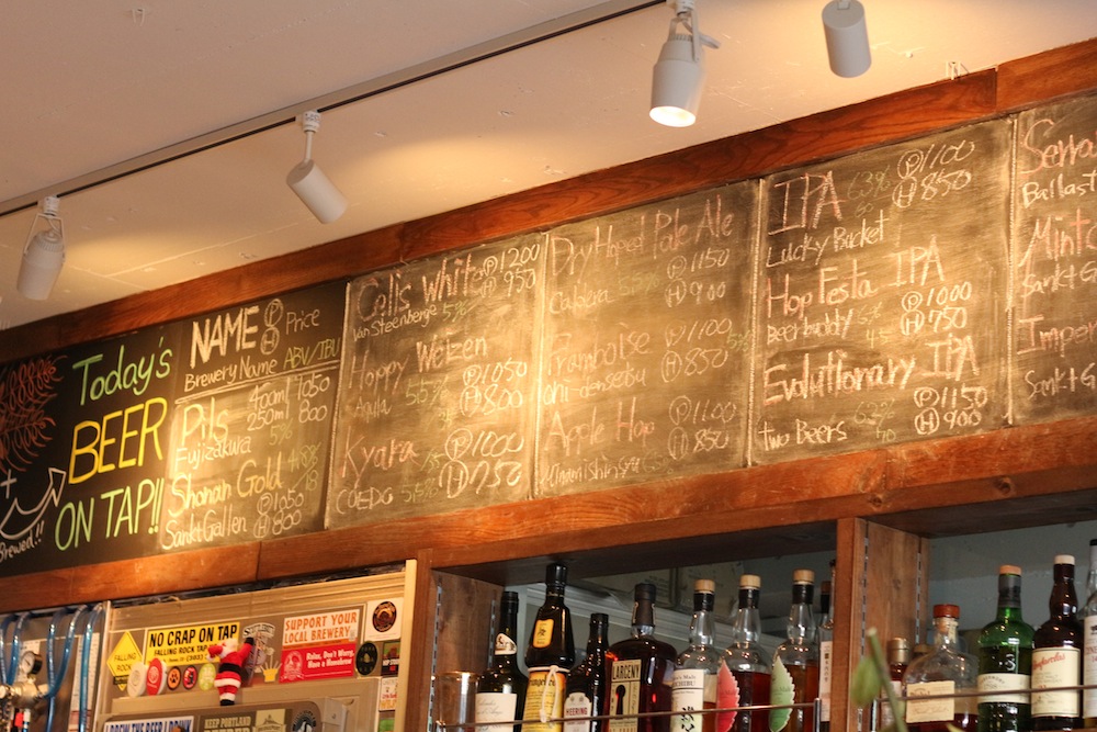 WATERING HOLE店内の黒板にはビール名が手書きで並ぶ