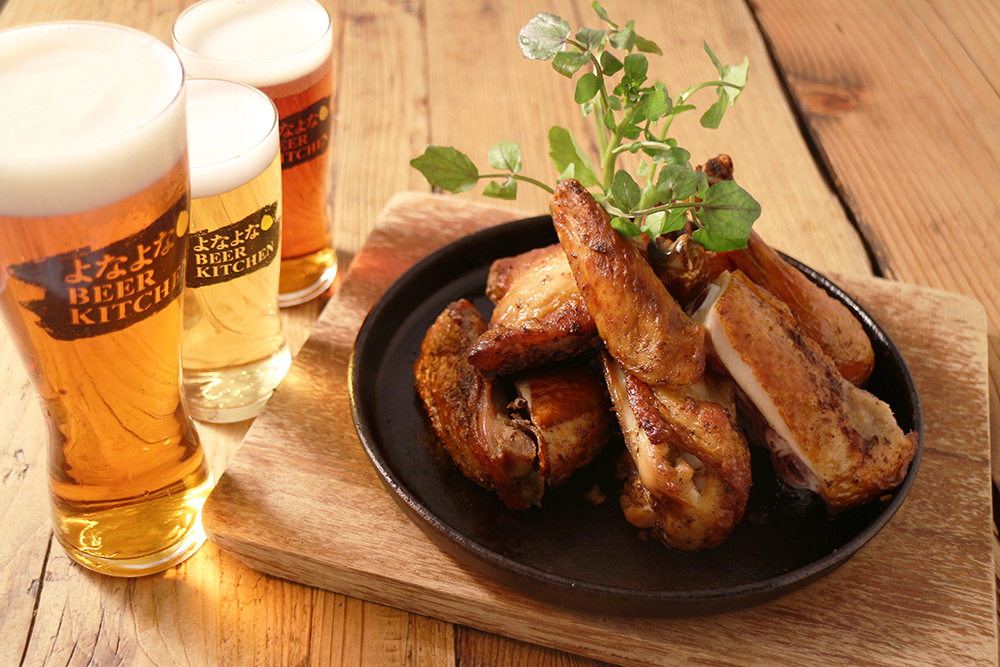 画像：よなよなビアキッチン神田　ビール・チキン