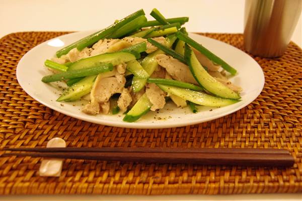 ごはん支度は面倒!でもお腹も空いたしビールも飲みたい…。そんな時、この間余分に茹でておいた『しっとり美味しいチキン』があったら即おつまみが完成しちゃうのです。お野菜もある物でいいし、和えダレも簡単で混ぜるだけ!ペッパーのピリッとした風味でビールも喉に心地良くいただけます。こんな時の為に下ごしらえしておくのも時間の有効活用かも♪