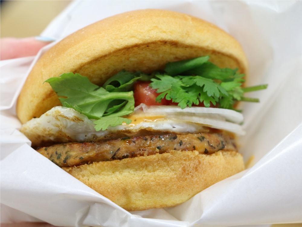 フレッシュネス　シンハービール　タイ　ガパオバーガー　パクチー