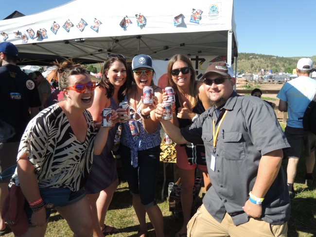 KaBREWkiを手に持つ来場者