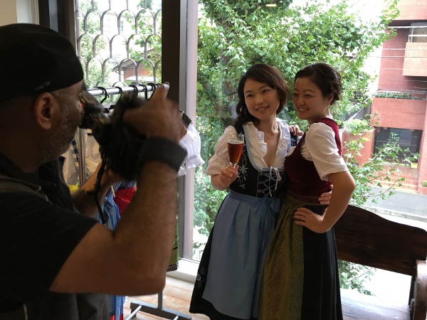 ディアンドル　ビール　女子