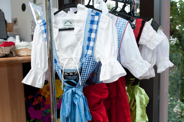 ディアンドル　ビール　女子