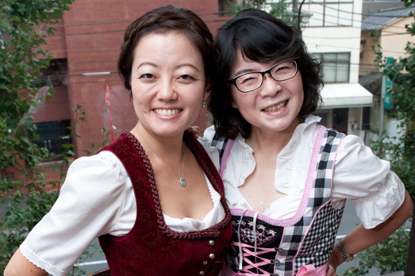 ディアンドル　ビール　女子