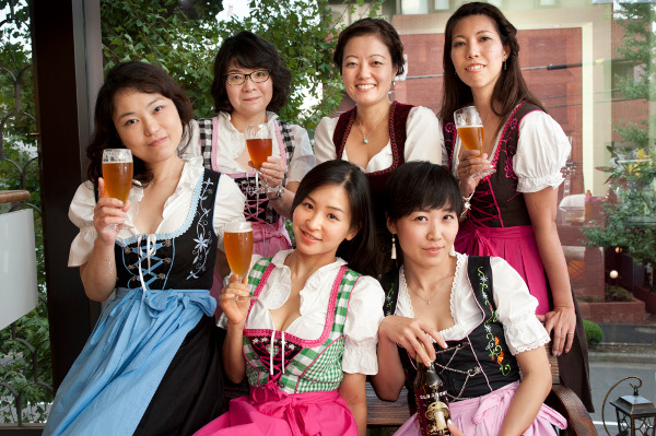 ディアンドル　ビール　女子