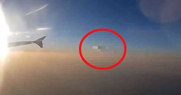 飛行機の乗客が 100 ホンモノ の超巨大 雲擬態 Ufoを激撮 専門家による画像分析で完全確定 直径1 6kmの母艦か ニュートピ Twitterで話題のニュースをお届け