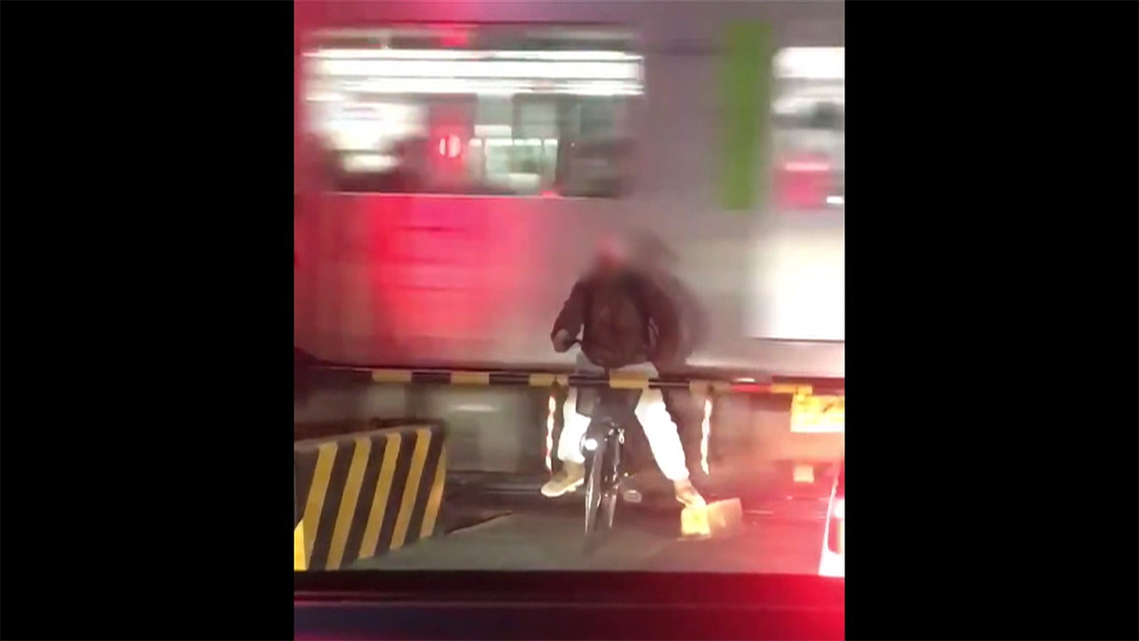 踏切内に男が居座る 電車が緊急停止 千葉・流山市 - FNN.jpプライム 