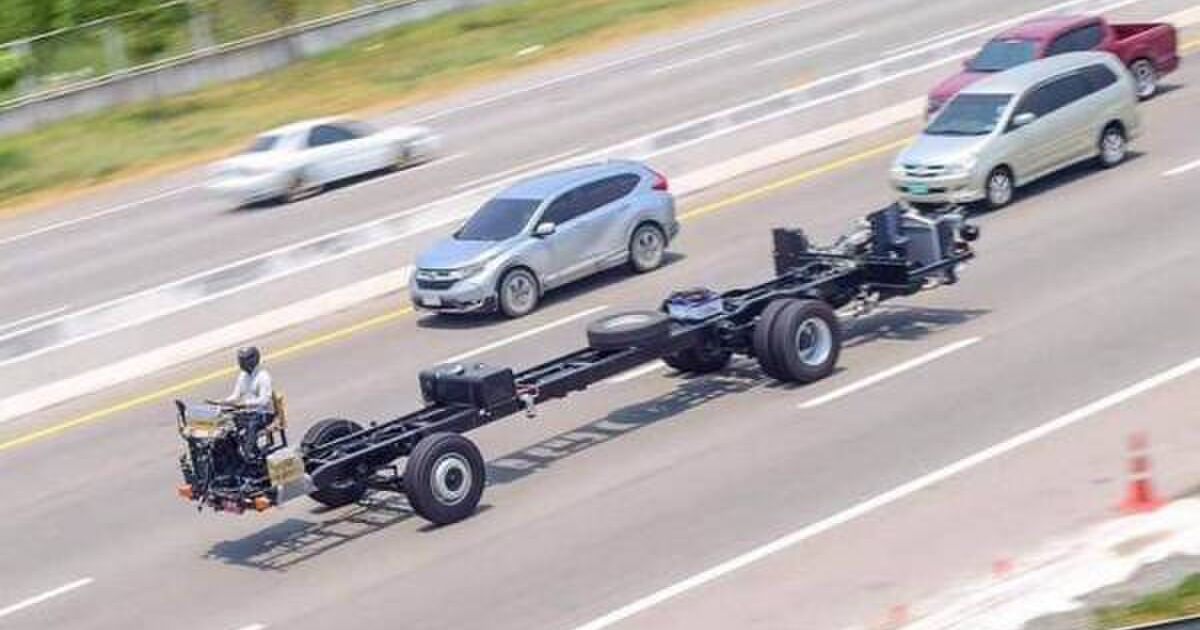 コレで走っても大丈夫なんだ 豪雨の中バスシャーシを運ぶ仕事が入ってしまったｗ と添えられた写真に驚愕 Togetter ニュートピ Twitterで話題のニュースをお届け