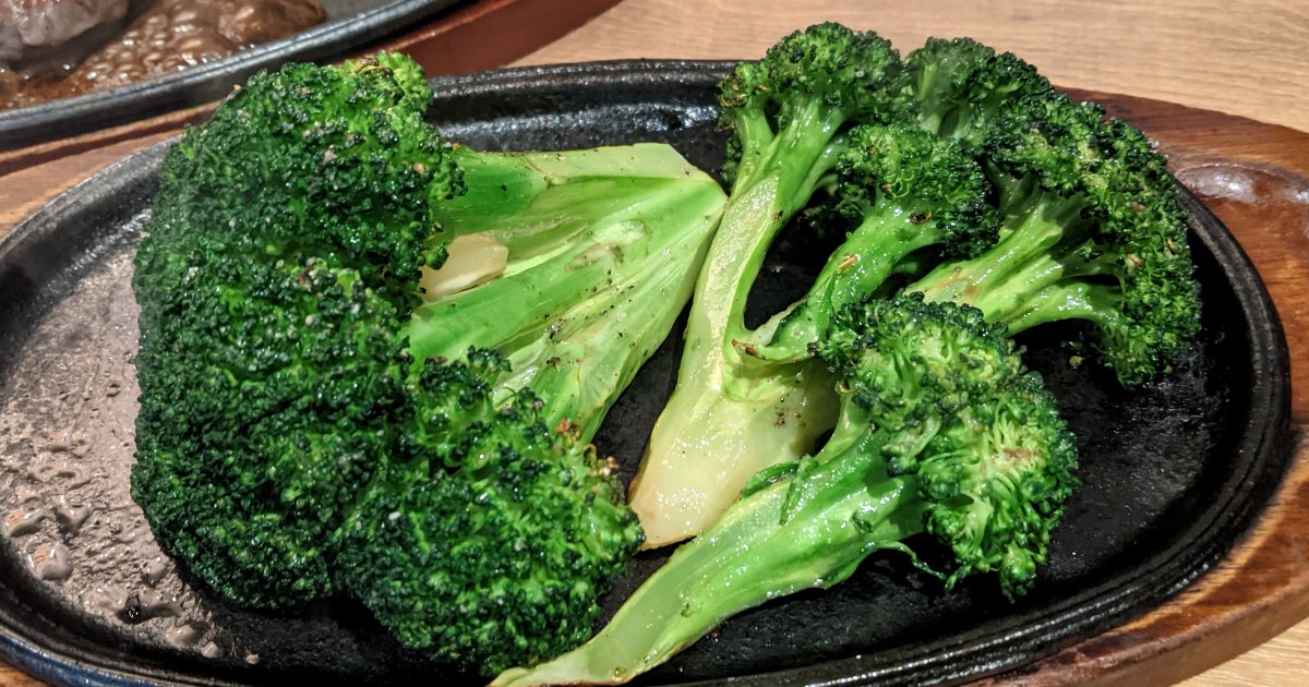 ステーキ専門店 モンスターグリル のブロッコリー 300g の丸焼きがスゴイ 鉄板の上に 森 が形成されているようだ ロケットニュース24 ニュートピ Twitterで話題のニュースをお届け