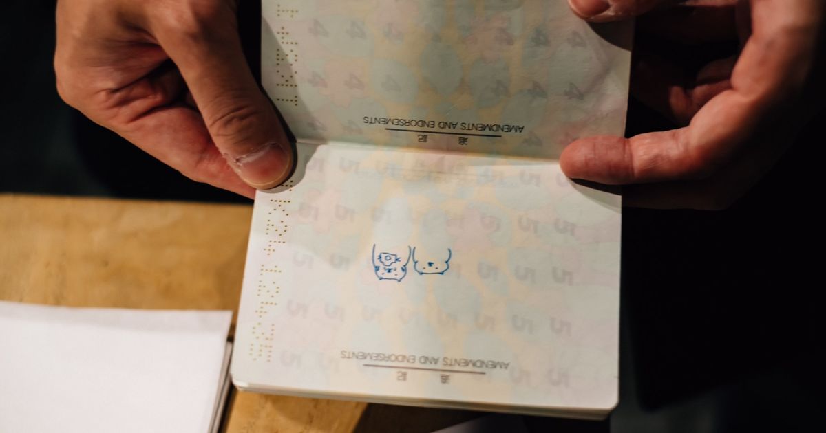 パスポートにスタンプ押してる人がいた 面白いなぁ 実際にやってしまうと入国拒否されることも 書き込みもng パスポートは旅の思い出帳ではありません Togetter ニュートピ Twitterで話題のニュースをお届け