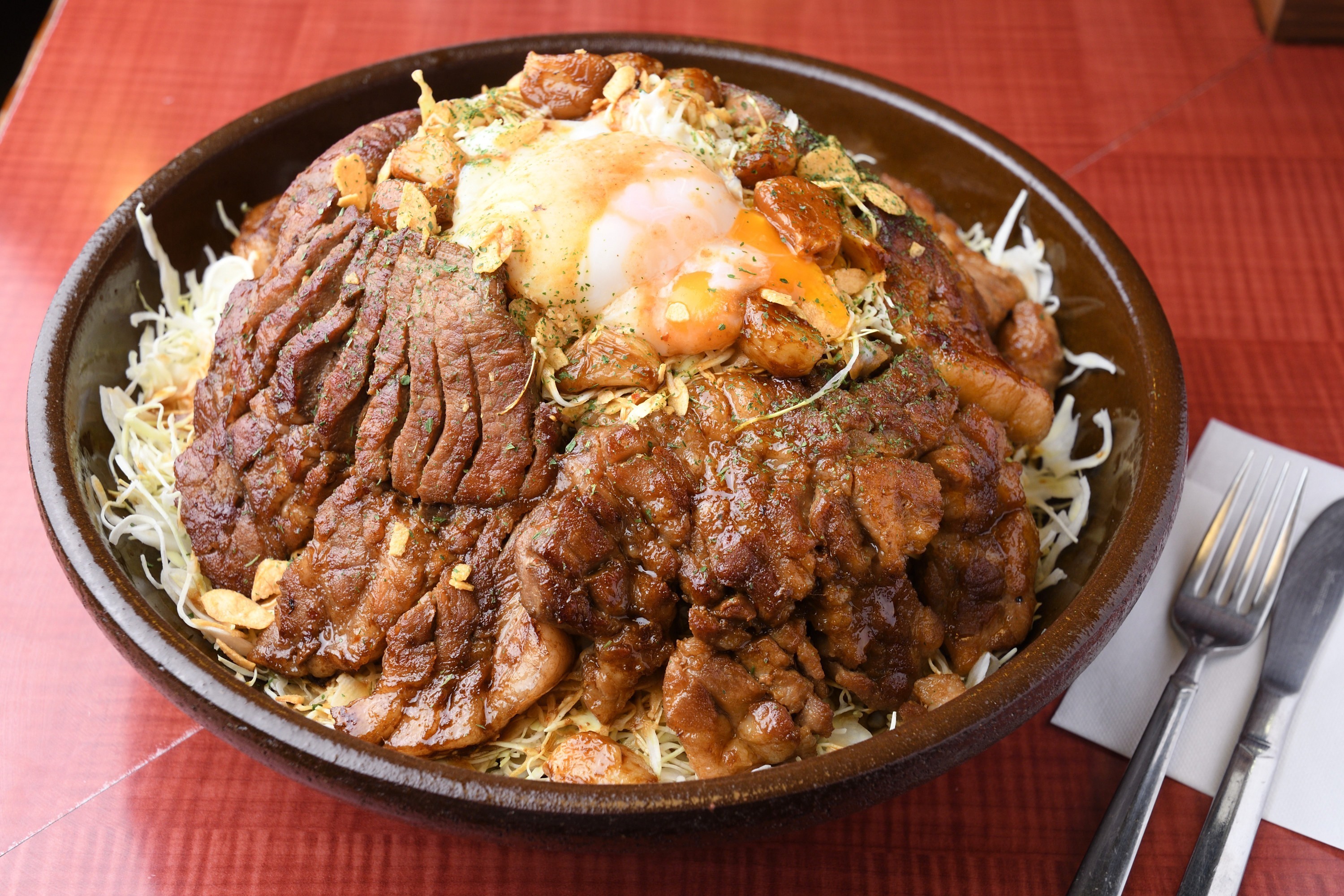 総重量2 1kgの肉の壁 大阪のデカ盛りダイナマイト丼 Yahoo ライフマガジン ニュートピ Twitterで話題のニュースをお届け