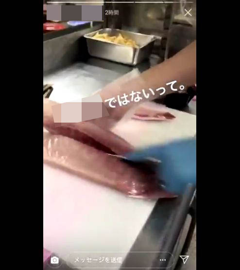 くら寿司 不適切動画 拡散で謝罪 アルバイト店員がごみ箱へ捨てた食材をまな板へ戻す様子が拡散 ねとらぼ ニュートピ Twitter で話題のニュースをお届け