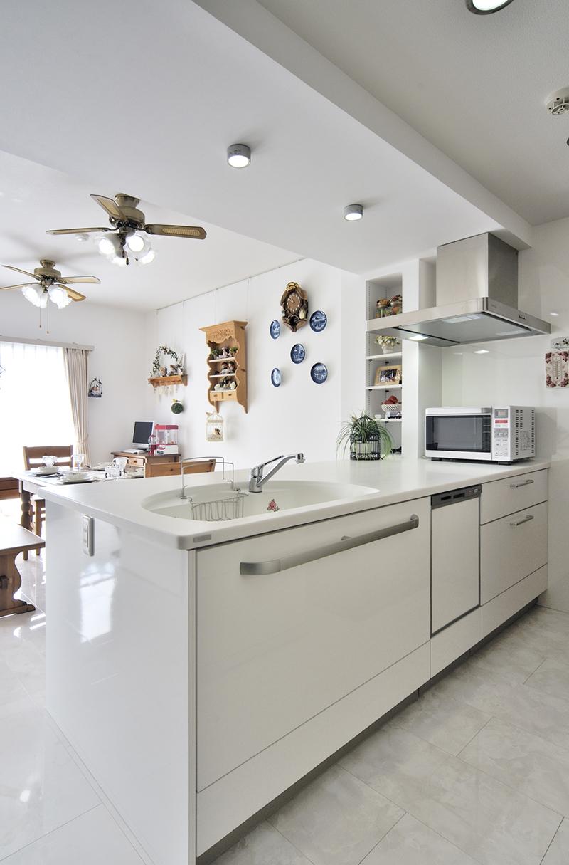 真っ白が映える、フリースタイルキッチンのリノベーション事例