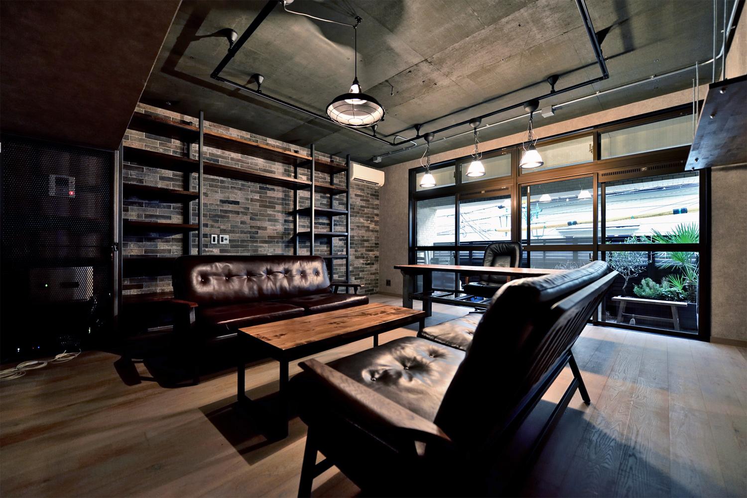 エイジング加工を施した無垢の床で造る、重厚なインテリアのリノベーション事例