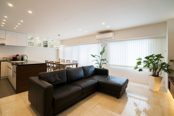 柔らかいベージュの大理石の床がつくる上質な空間のリノベーション事例