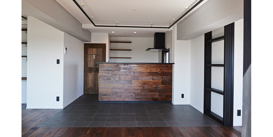 キッチン周りはタイル。カフェのような無垢床のリビングのリノベーション事例