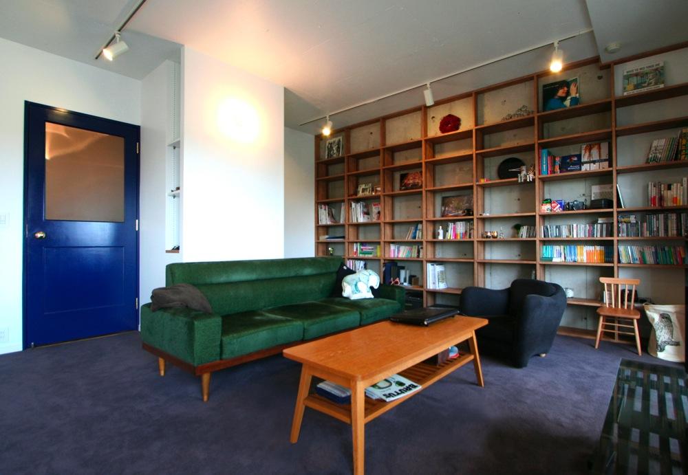 リビングはカーペット、ダイニングは無垢オーク材のリノベーション事例