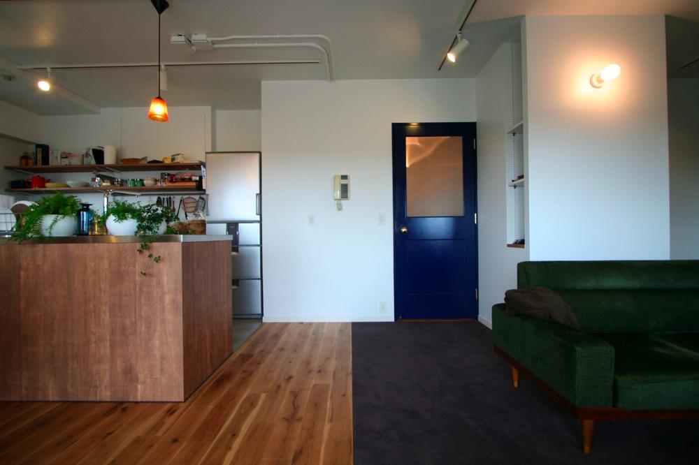 リビングはカーペット、ダイニングは無垢オーク材のリノベーション事例