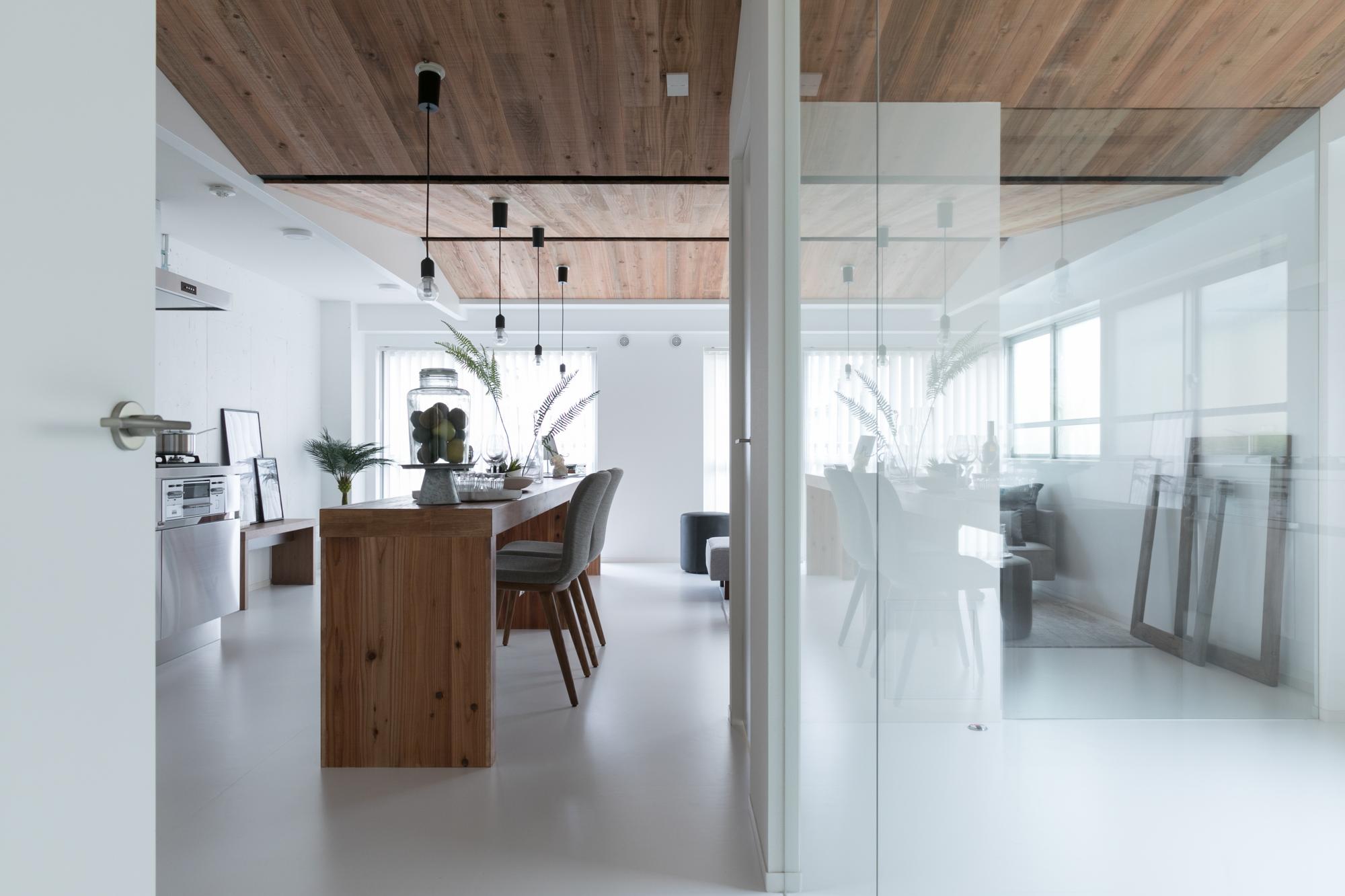 モダンなインテリアと木のぬくもりがマッチしたリビングのリノベーション事例