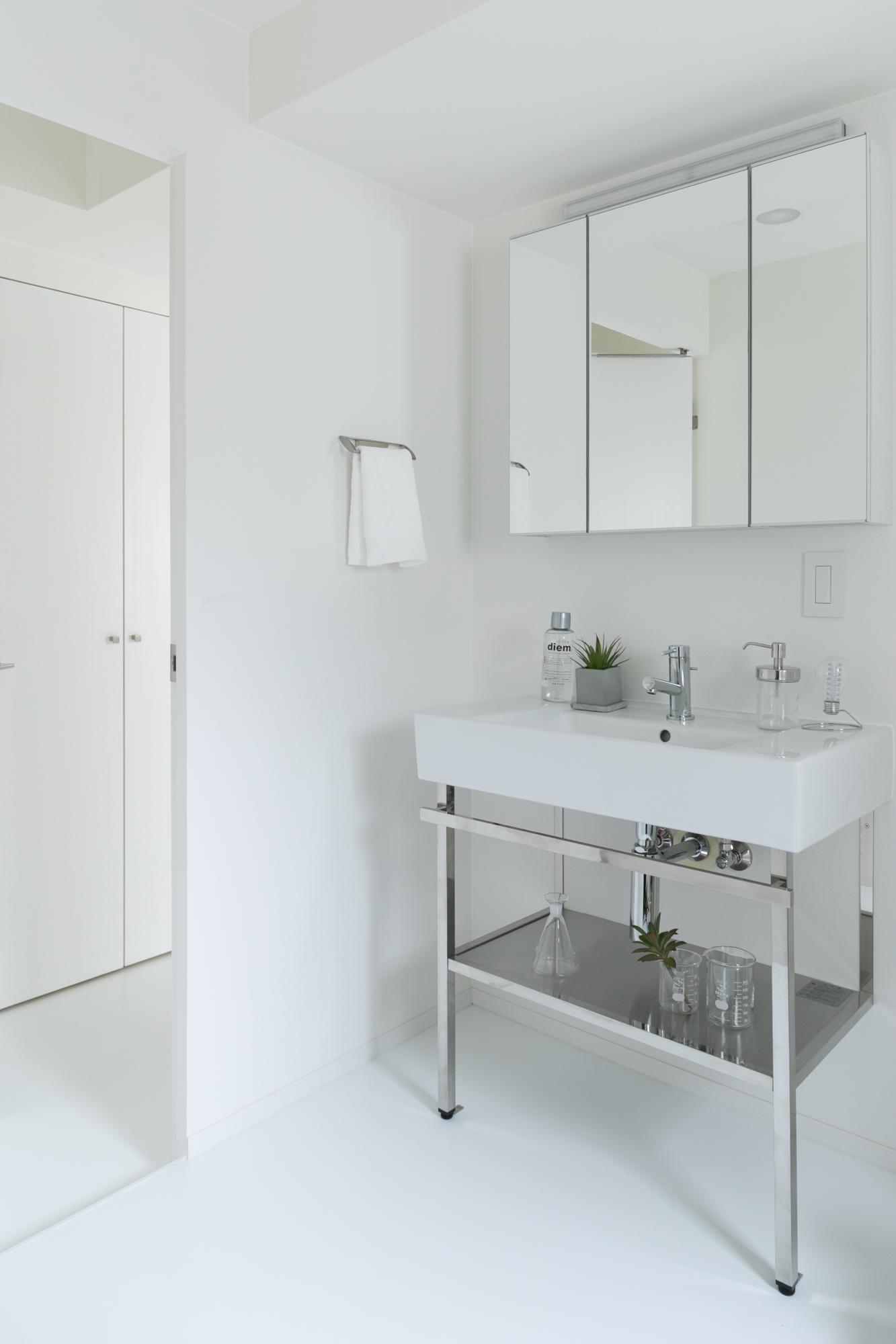 モダンなインテリアと木のぬくもりがマッチしたリビングのリノベーション事例