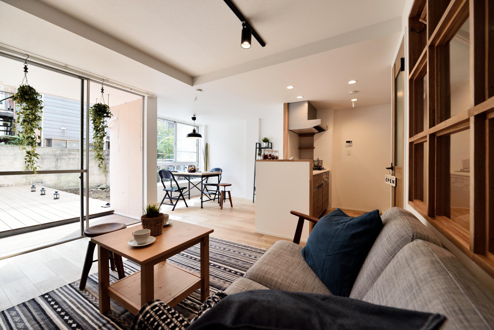 室内窓が明るい雰囲気の印象を与えてくれるのリノベーション事例