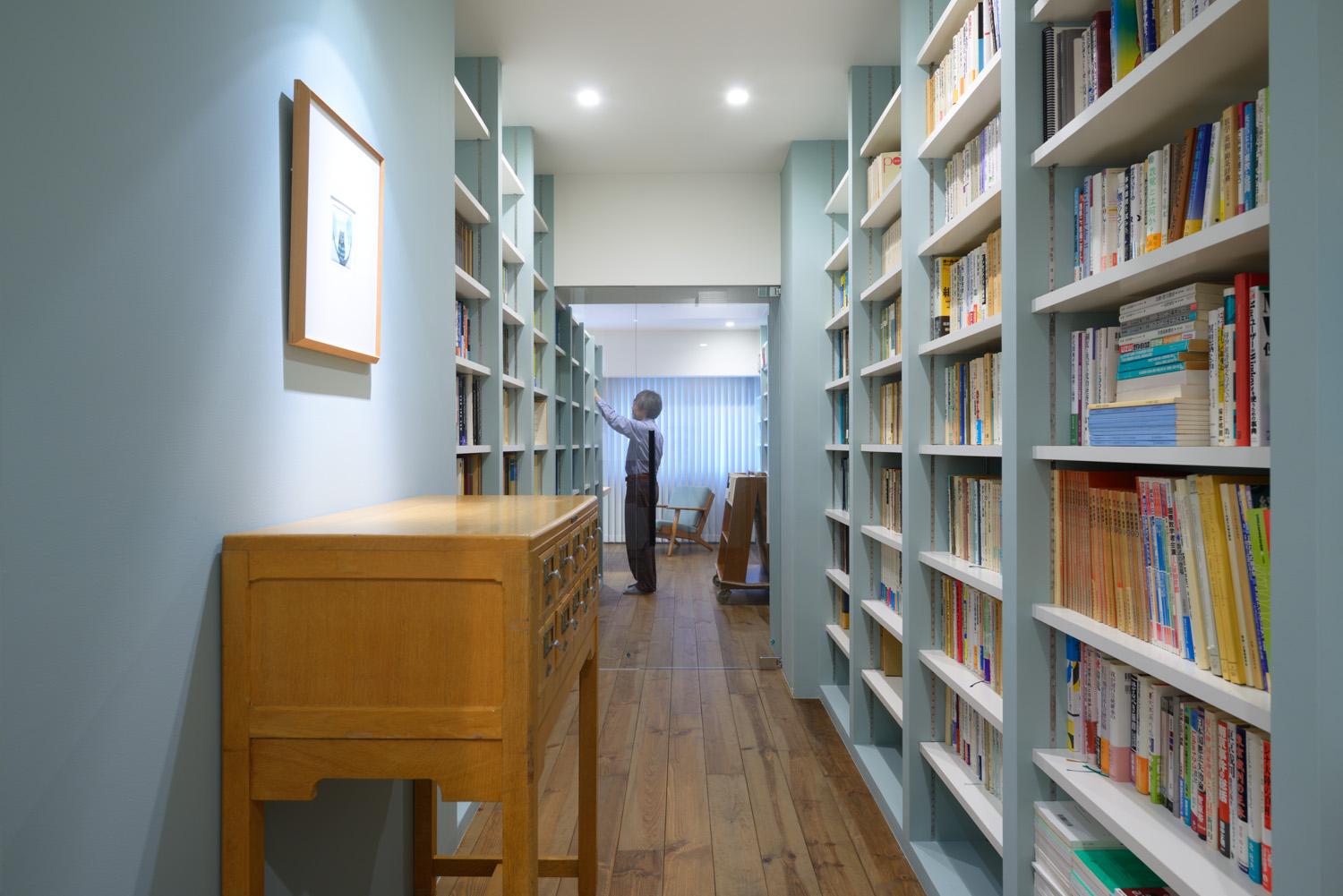 ストックホルム市立図書館を思わせる、書棚の壁のリノベーション事例