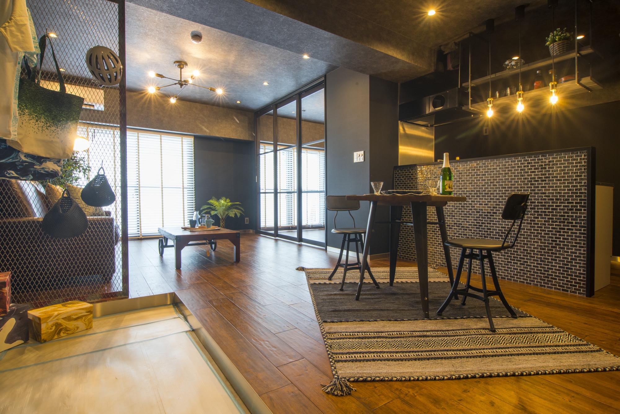 インダストリアルなインテリアに映える、電球色のミックス照明のリノベーション事例