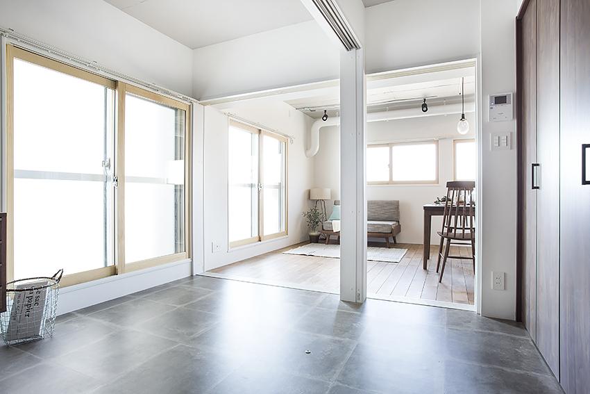 ワンルームを仕切れる、真っ白な引き戸のリノベーション事例