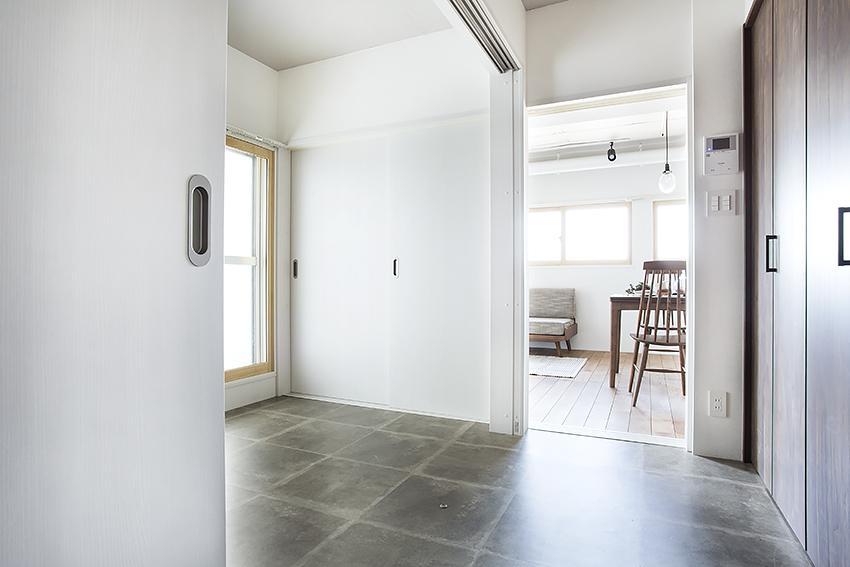 ワンルームを仕切れる、真っ白な引き戸のリノベーション事例