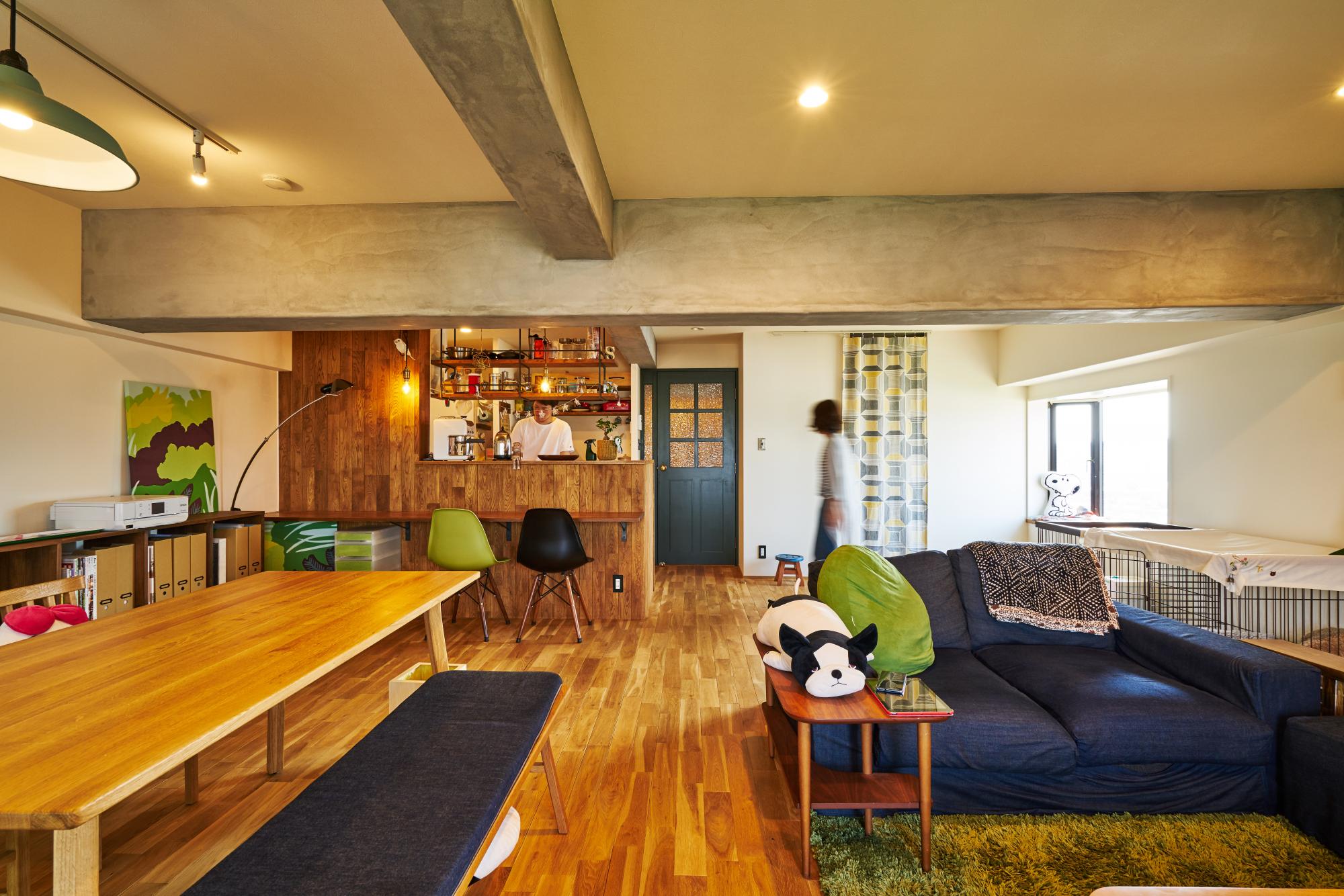 観葉植物がよく映える、グリーンのデザインドアのリノベーション事例