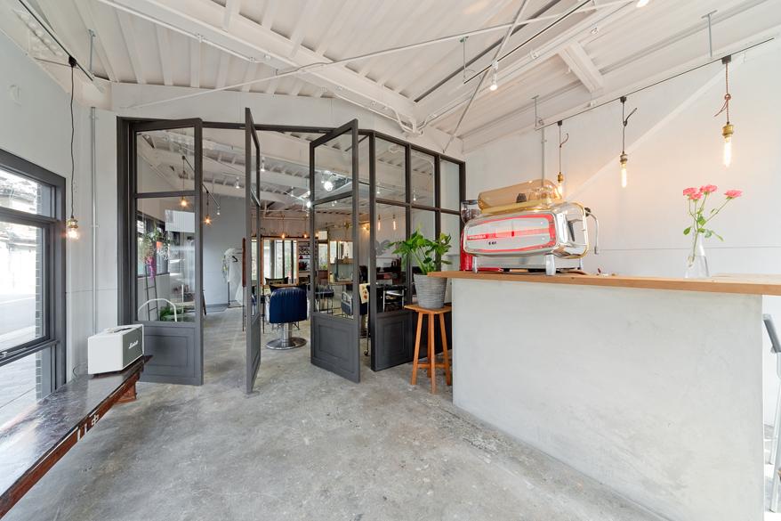 天井まで続く回転ドアのリノベーション事例