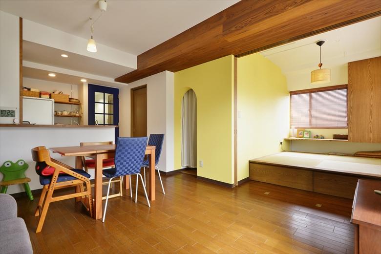 収納ルームにはあえて扉を付けず、R開口をのリノベーション事例