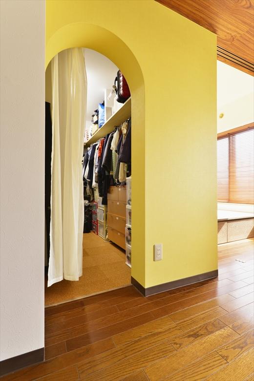 収納ルームにはあえて扉を付けず、R開口をのリノベーション事例